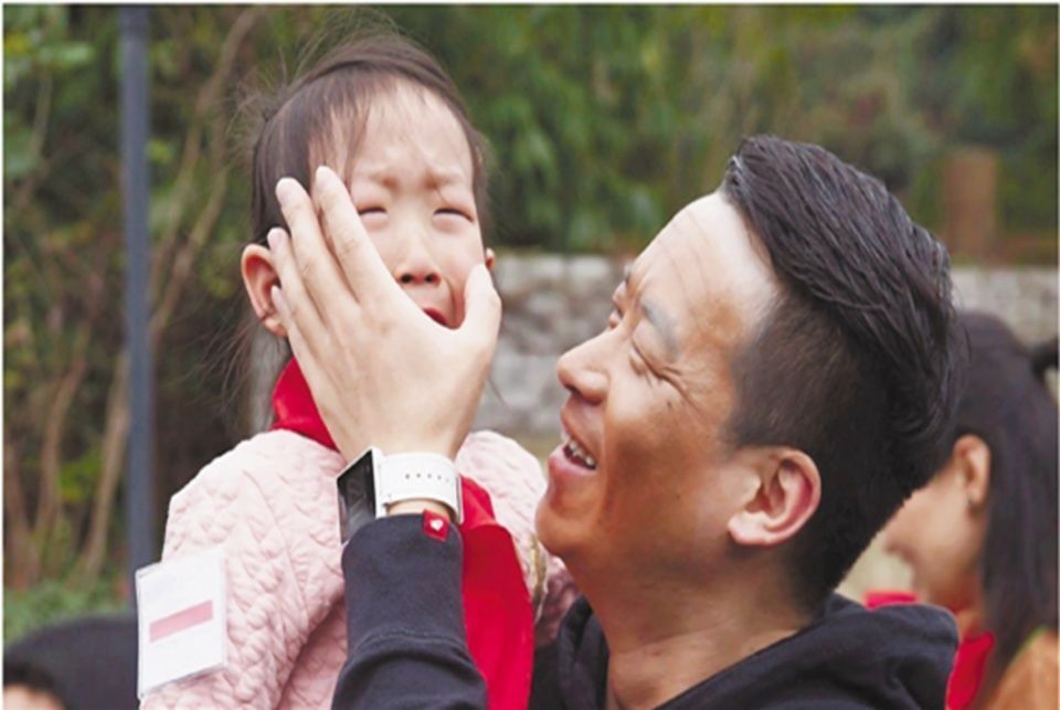 颈部|宝宝啥时候能竖着抱?爸妈别图省事,牢记2大关键3点细节