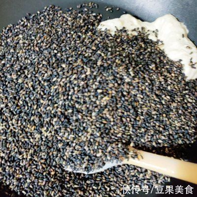 配着这盘棉花糖芝麻糖,米饭可以吃三大碗