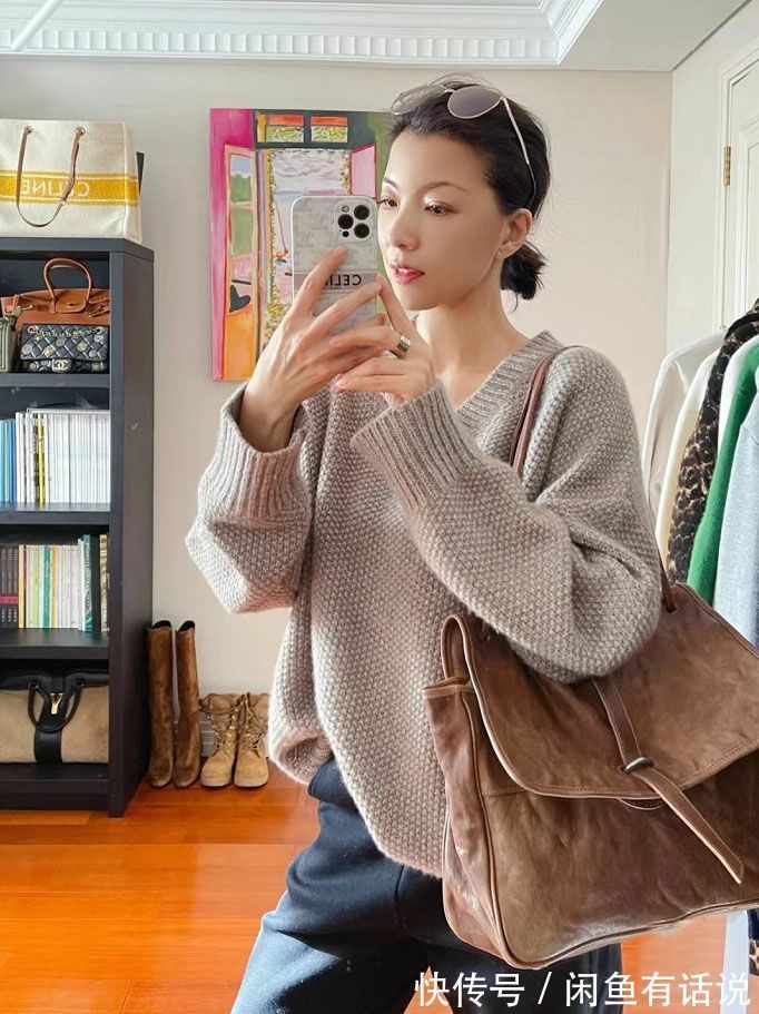 穿搭 50岁阿姨穿得比年轻人还时髦,早春毛衣跟她选这4种色,优雅减龄