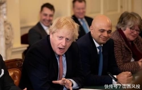 英国首相约翰逊首次召开内阁会议人挤人坐得满满当当 快资讯