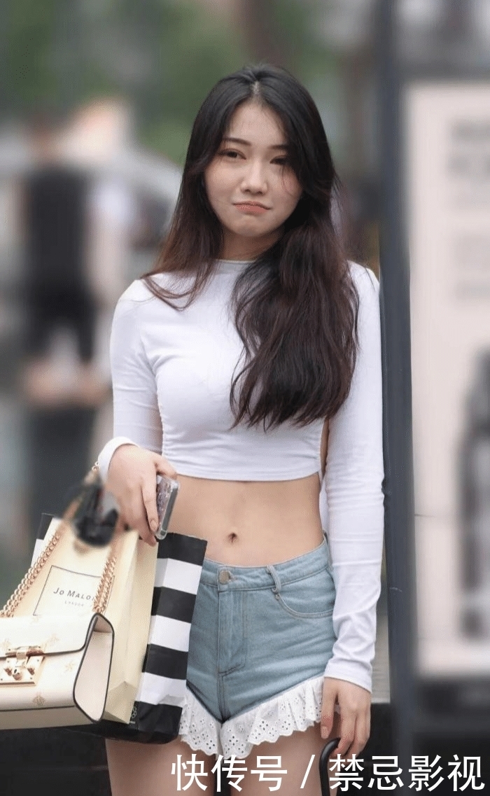 针织露脐上衣搭配牛仔裤,营造腿在胸下的视觉感,超级漂亮有活力