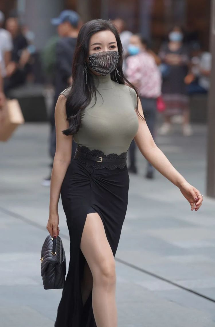 美女 高腰短裙搭配尖头细跟鞋,身材高挑的姑娘,轻松搭配出气质美