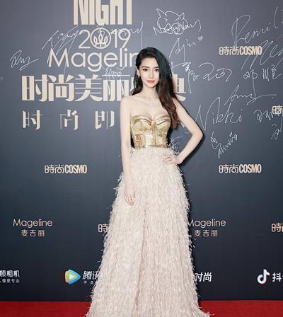 羽毛裙|杨颖美得真高调,穿一袭抹胸礼裙尽显浪漫气质,羡慕不来的高颜值