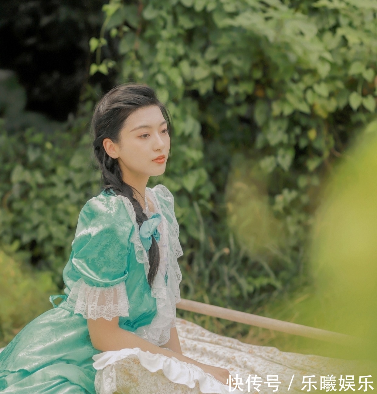 秋山明!秋风清·词:闲吟乘客舟。浓浓秋韵人堪爱,几多苦恼空烦忧