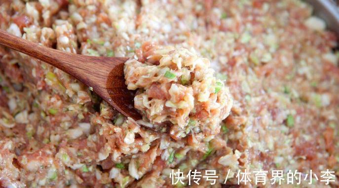 调肉馅时,500克肉放多少水?分享正确做法,饺子饱满多汁不干柴