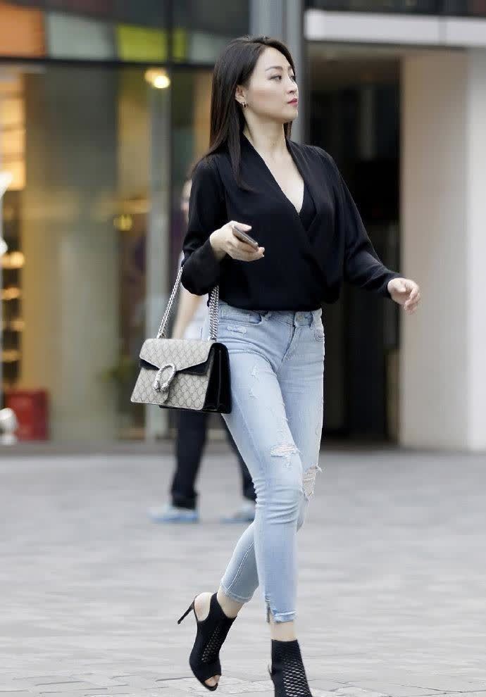 小姐姐 优雅甜美的小姐姐, 时尚修身的穿搭, 让她更加性感妩媚风情无限!