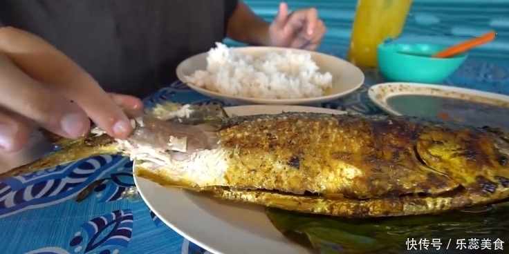 抢断|大婶巷口卖“祖传”小吃,12元一条抢断货,顾客:每天能吃5条!