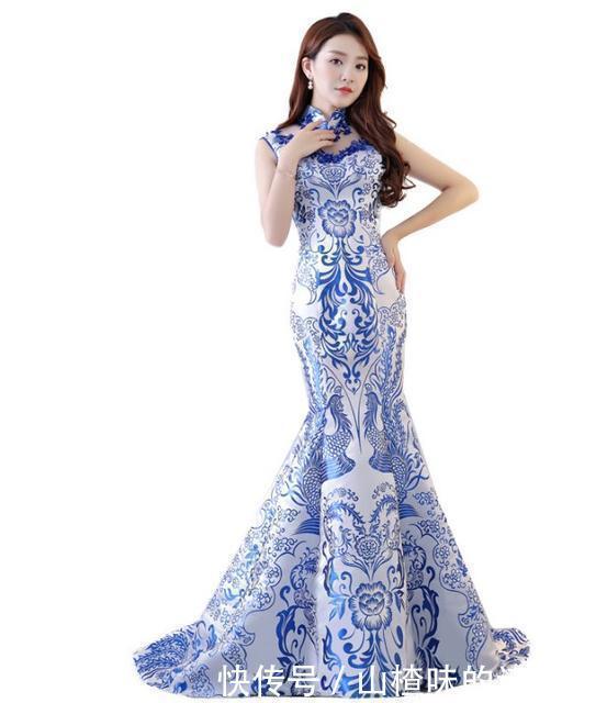 搭配|“女神”颜丹晨身着一件青花瓷套装,她的双腿是亮点