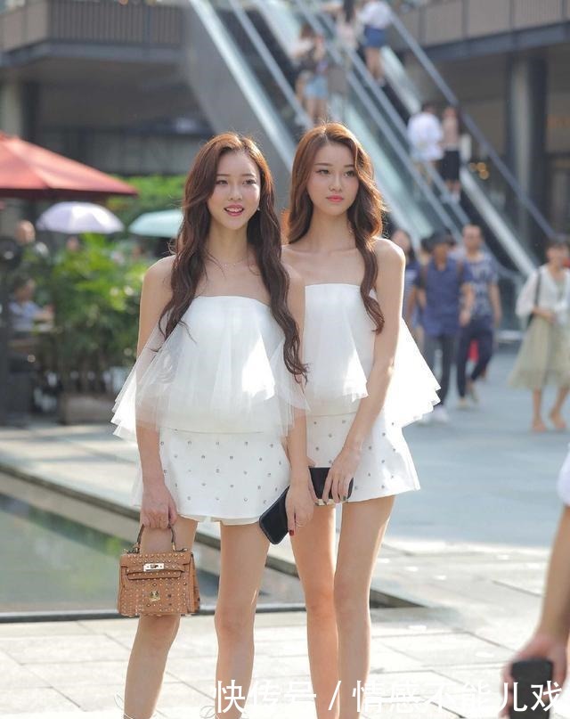 多层斗篷版型的露肩衫,搭配时尚精致的短裙裤,轻松展现优雅靓丽