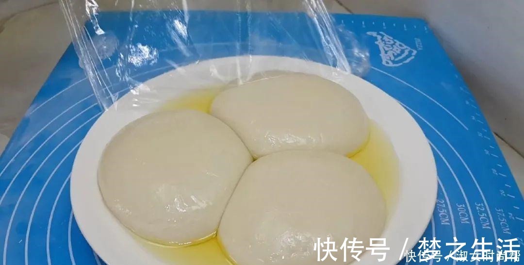 我家烙饼就爱这样做,擀杖卷一卷,张张柔软又劲道,比鸡蛋饼还香