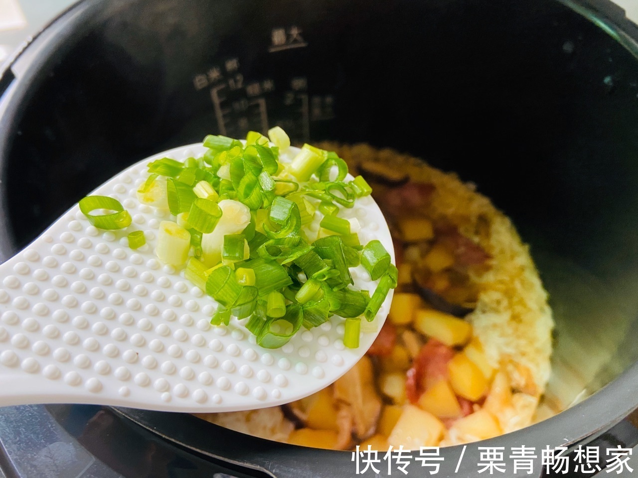 香菇土豆腊肠焖饭，美味好吃，健康有营养