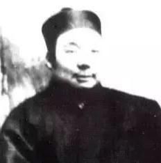 书法家|据说这位书法家写字时，有专人负责摇桌子？！