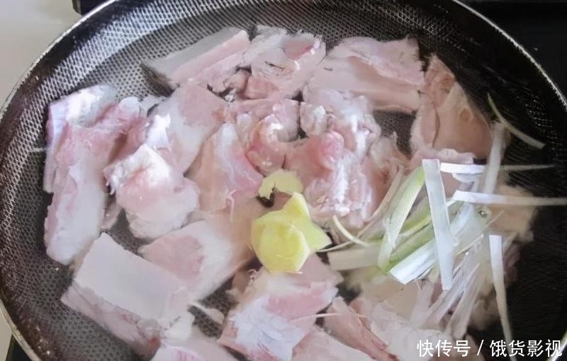  错水|为啥排骨焯水后变得又柴又腥？看完大厨的操作才明白，是用错水了