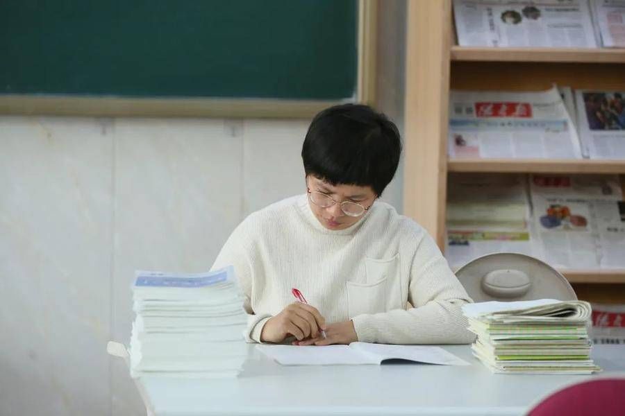 早读！师者风采 | 烟台开发区高级中学 王靖老师