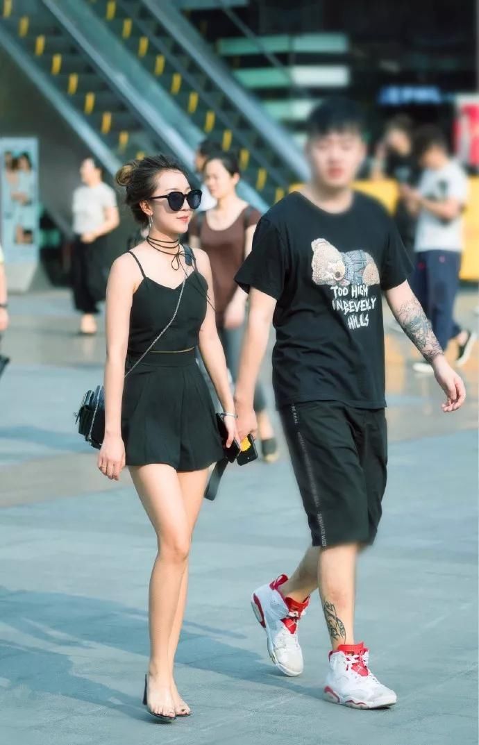 美女脚上搭配上一双一字带的高跟鞋，会让她显高又显气质