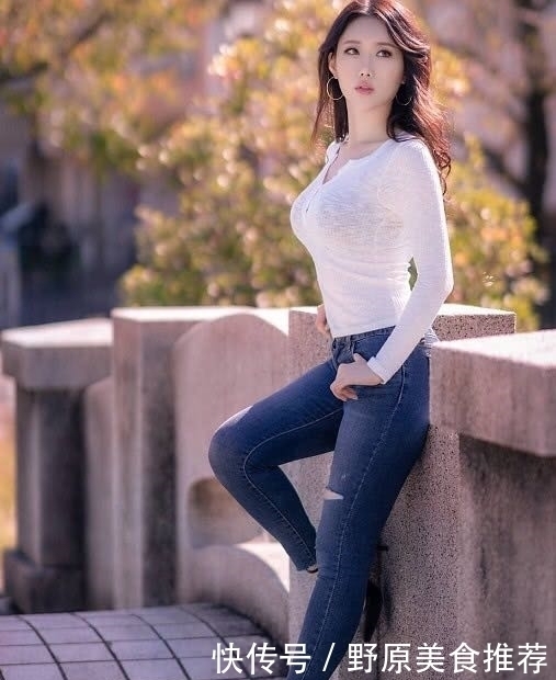 22岁小姐姐,街拍打底裤凸显好身材,网友:真会打扮。