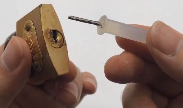 热熔胶棒用火烧一烧，再插进锁孔里，作用太厉害了，省钱又实用！