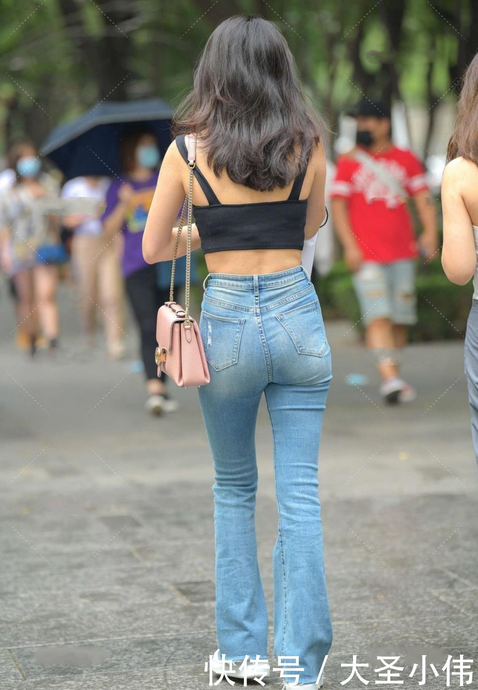 二手|美女街拍:看完才知道30岁以后的才叫女人,90后的我都爱上了,二手也很香