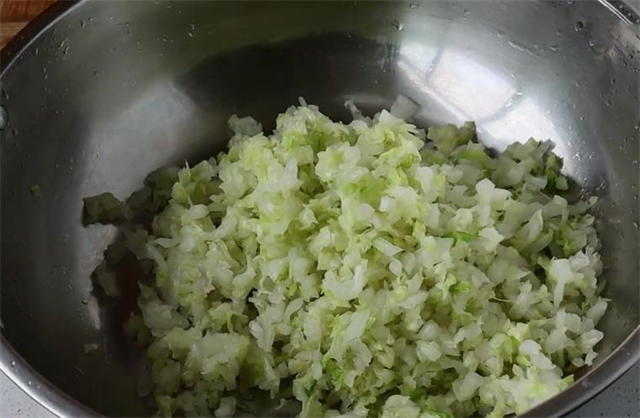 油锅|炸丸子时,切记不要放淀粉,教你一招,外酥里软不吸油,特简单