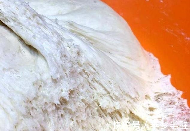 一碗面粉,两个鸡蛋,不用一滴水,5分钟教你做软香的“面包饼”!