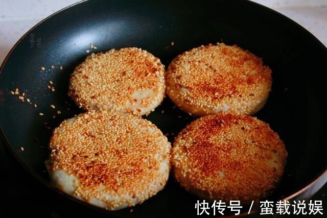 酥到掉渣的烧饼，平底锅就能做，每次一斤面，咸香酥脆，出锅必光