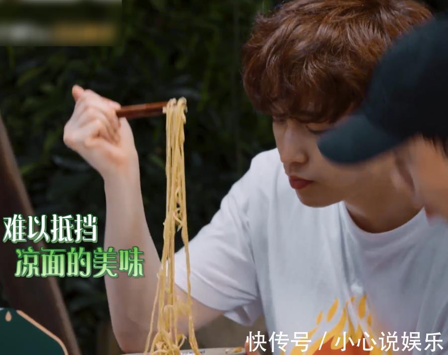 張藝興|張藝興化身“干飯人”，不顧碳水大口吃面，續面條的筷子細節亮了