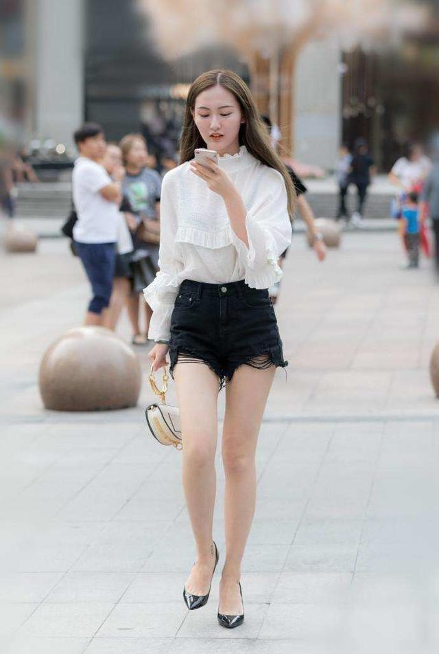 美女 身材苗条的美女,一身休闲的穿搭,秀气又端庄