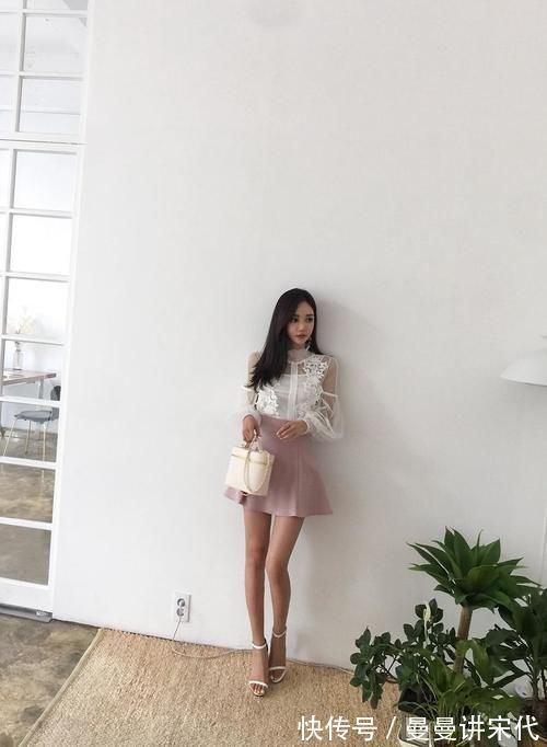 紧身衣|美女穿搭：小姐姐爱穿超短裙，展现白皙美腿，优雅迷人！