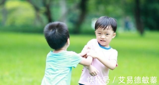 小男孩|小男孩训斥父母偏心,看到妹妹的脸后,网友调侃:很难不偏心