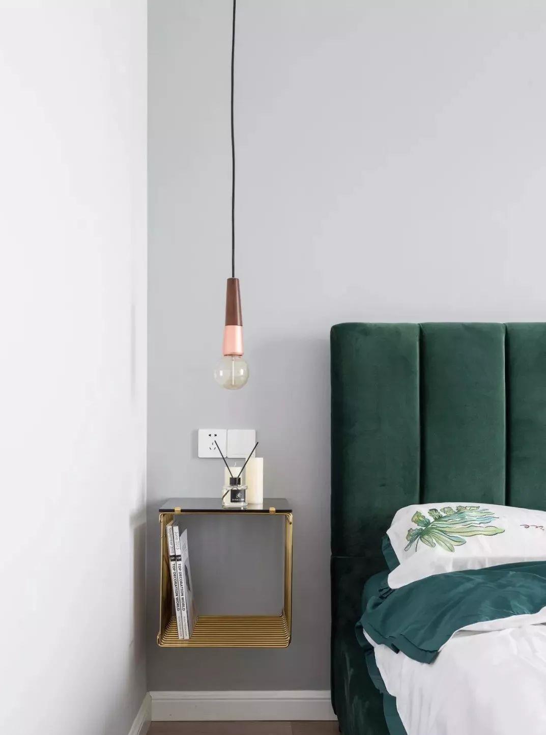 床头柜|卧室太小放不下床头柜?学学人家这样设计,比床头柜还实用!