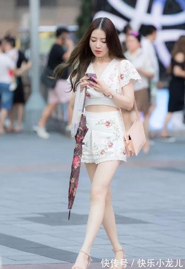 高跟鞋 美女穿牛仔短裙搭配高跟鞋,优雅大方,看上去也很可爱