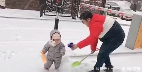 铲子|奶爸“以大欺小”式带娃玩雪火了,娃这个糟老头子坏得很