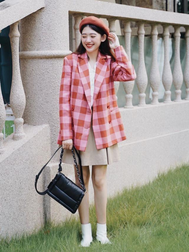 卡其色|秋冬,怎么穿西服超好看?搭配上半身裙或者紧身裤,高级又洋气