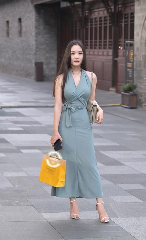 街拍美女：V领浅绿色挂脖裙，搭配蝴蝶结设计，清新可人