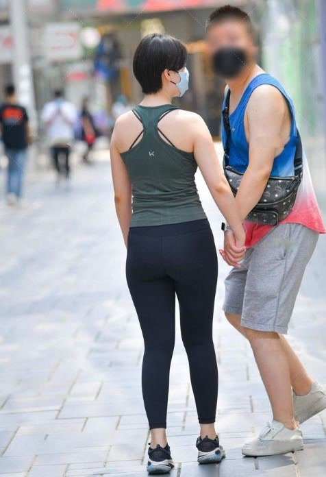 穿搭 墨绿色的无袖上衣,搭配黑色九分裤,整体给人简单清爽利落感觉