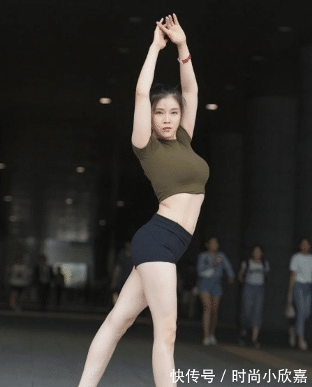 短款裤 深绿色属于搭配黑色短款裤,时尚大气,简洁干练