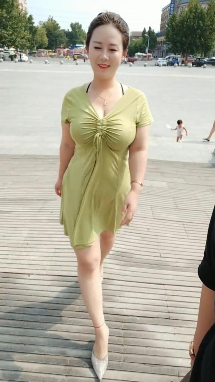 高跟鞋 逛街的“御姐女神”，简约穿搭风格，反映出洒脱的一面！