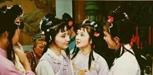 贾母#被迫搬离大观园后,薛宝钗露出了本来面目,史湘云对此说了两个字