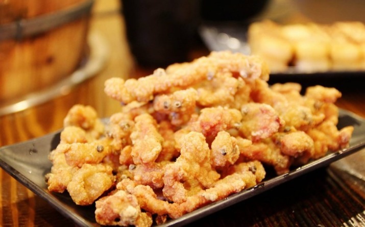 炸酥肉时，面糊是关键，“2样”调料不可少，外酥里嫩，味道正宗