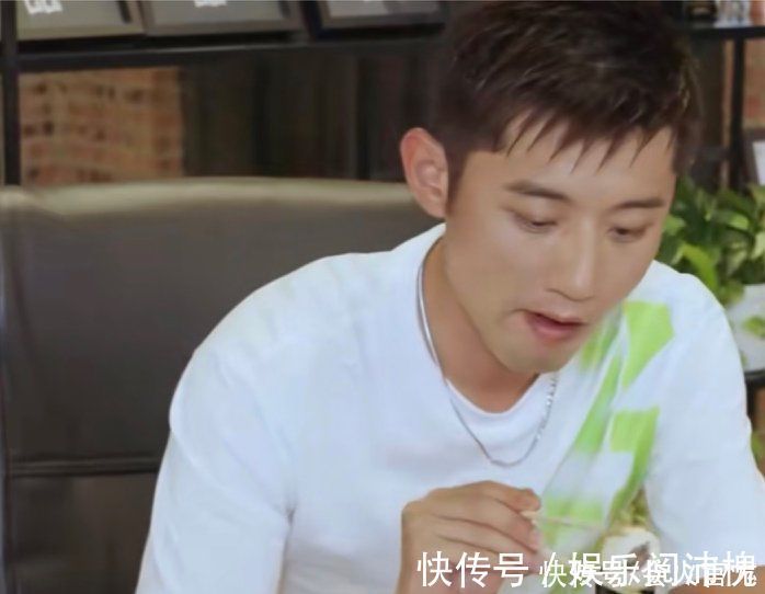 乒乓球|张继科吃饭时用筷子夹球,动作轻松神态悠闲,继续吃饭毫不嫌脏