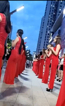 |搞笑GIF:可怜的面包车还不足月就生下来了!就不怕翻了吗!