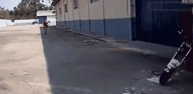 |搞笑GIF:霸气了我的姐 这辈子见过最拉风的走路姿势