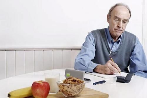 皮肤瘙痒|血糖偏高的人,睡觉时或会出现3个表现,不妨自查一下