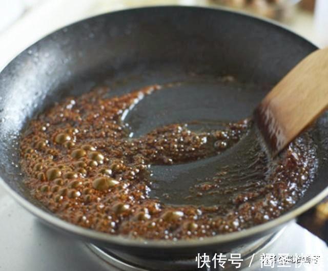 三人行必有我师焉|炒糖色时,有人加油,有人加水,到底怎样炒出糖色不焦更红亮?