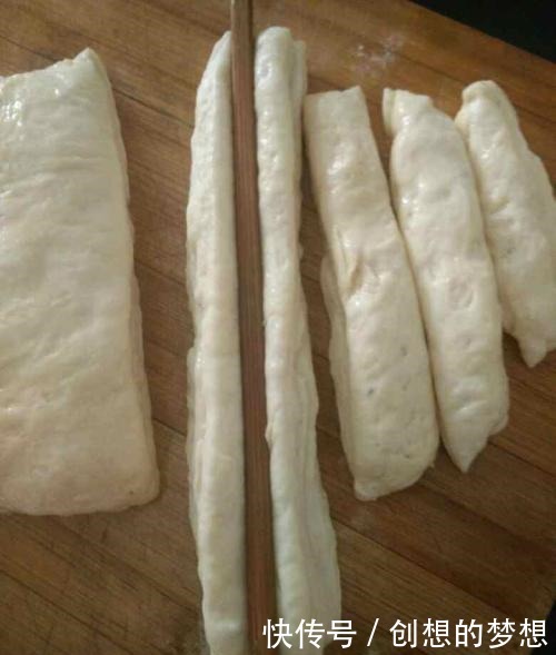 炸油条时,一定要加点“它”,油条才又软又香,怎么也吃不腻
