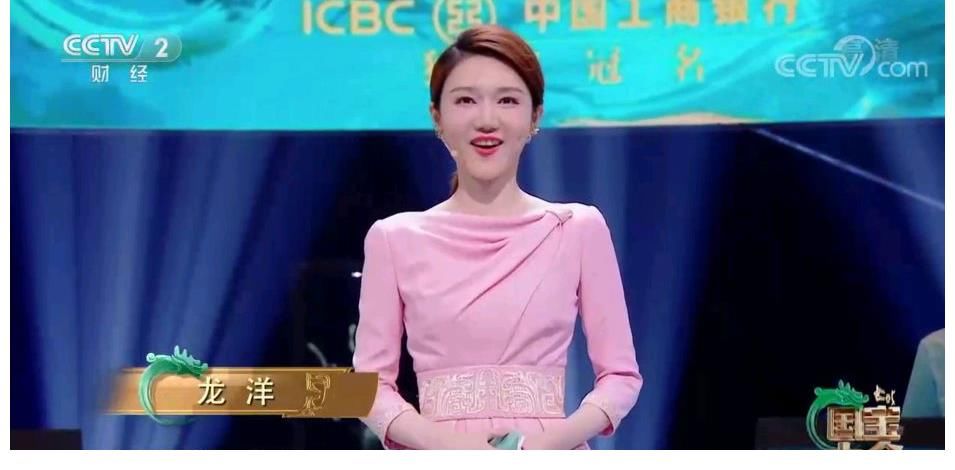 龙洋主持多场央视重大活动，与董卿同台亲和力不输，有接班人潜质