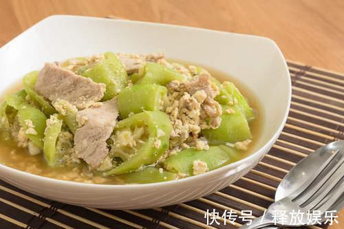 丝瓜|炒丝瓜不能直接下锅,发黑还出水,教你一招,颜色翠绿有食欲