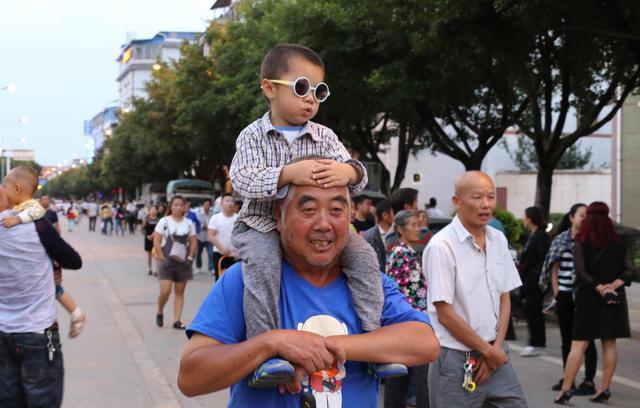 孙子|“隔代亲”能亲到什么程度宝爸哭笑不得我4岁儿子比我有钱