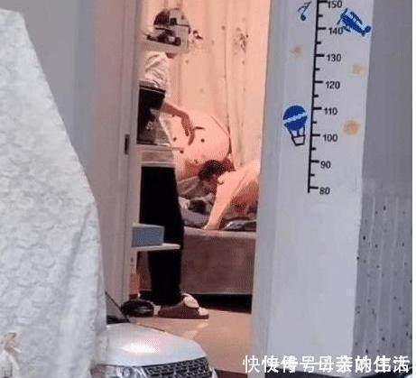 嫌弃|“无情”哥哥走红，把2胎妹妹丢出房间一脸嫌弃，妹妹：好丢人