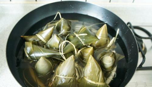 煮粽子用冷水还是热水?这1步很重要,弄错了水,粽子会松散夹生!